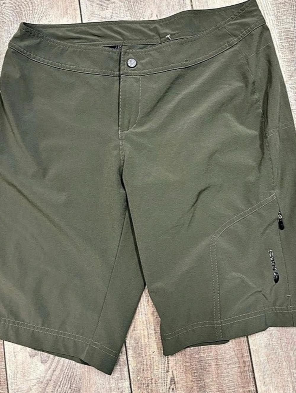 Sugoi Women’s MD Off Grid mountain bike/cycling shorts in olive green.